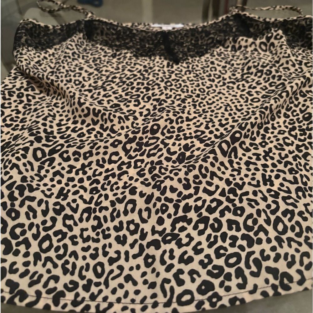 Candieβs tan leopardβprint lace satinβtank